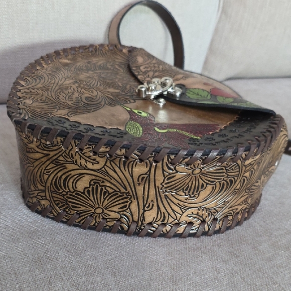 Artisan Heart-Shaped Crossbody Bag with Floral and Bird Design - Picture 5 of 8